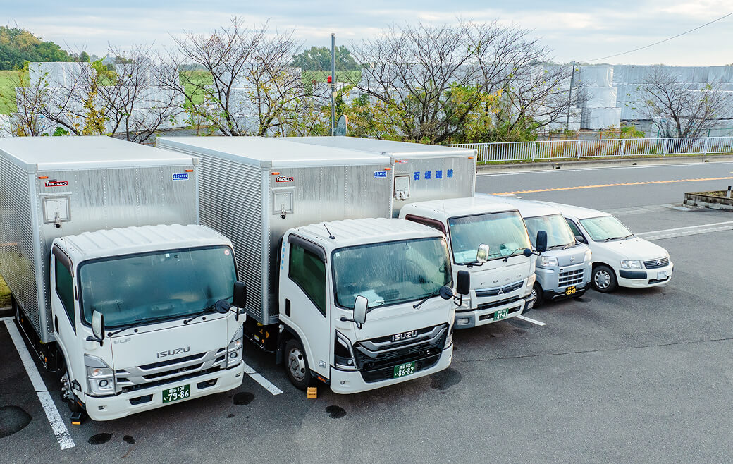 トラックが数台並んでいる写真