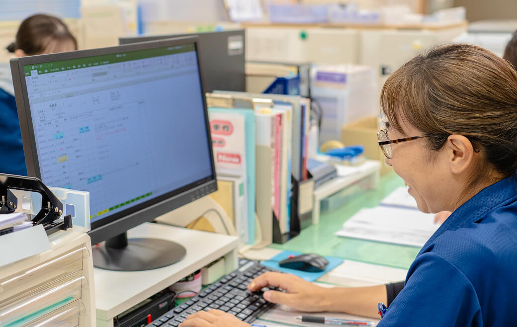 事務作業をしている女性の写真