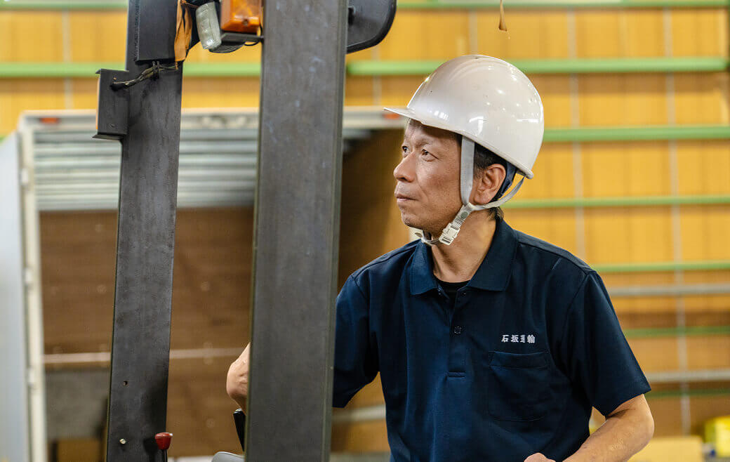 フォークリフトを運転している男性の写真